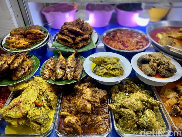 Lamak Bana! Nasi Padang Batusangkar pakai Ikan Bilis dan Karapuak Cagau