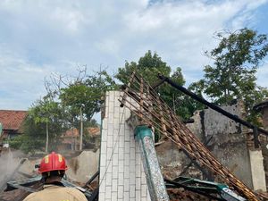 Ditinggal Pergi, Rumah Tua Kadirah Ludes Dilalap Api