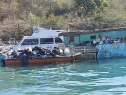 Miris, Sejumlah Kapal di Labuan Bajo Buang Sampah di Dermaga