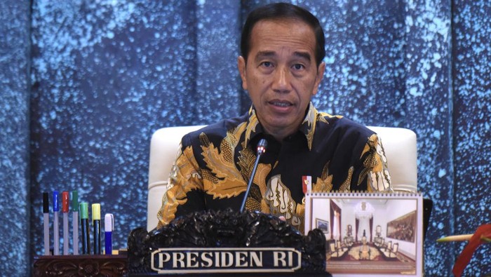 Presiden Joko Widodo memimpin sidang kabinet paripurna terakhir di Istana Garuda, Ibu Kota Nusantara (IKN), Penajam Paser Utara, Kalimantan Timur, Jumat (13/09/2024). Dalam sidang kabinet terakhir dari Kabinet Indonesia Maju itu Presiden Joko Widodo menyampaikan terima kasih atas dedikasi anggota kabinet, Panglima TNI dan Kapolri dalam melaksanakan program dan visi presiden dan wapres serta mengingatkan untuk menuntaskan program kerja utama yang sudah dimulai baik berkaitan dengan serapan, administrasi pertanggung jawaban, dan kendala yang belum terselesaikan. ANTARA FOTO/M Risyal Hidayat/tom.