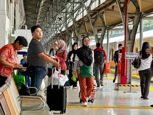 Stasiun Pasar Senen Dipadati Penumpang Jelang Long Weekend