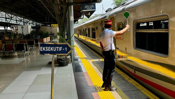 Stasiun Gambir dan Pasar Senen Dipadati Penumpang Jelang Long Weekend Peningkatan penumpang di Stasiun Gambir dan Stasiun Pasar Senen mulai terjadi. Hal ini terjadi menjelang long weekend yang bertepatan dengan perayaan Maulid Nabi Muhammad SAW pada 16 September 2024.