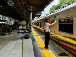 Gambir Potensi Macet Malam Tahun Baru, 18 Kereta Ini Berhenti di Jatinegara