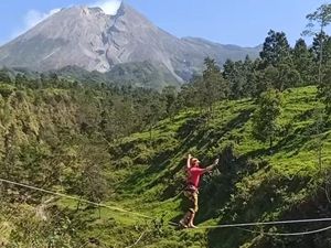 Bule Nekat Seberangi Sungai Woro Merapi dengan Tali, Ini Cerita di Baliknya Bule Nekat Seberangi Sungai Woro Merapi dengan Tali, Ini Cerita di Baliknya