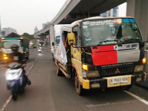Hati-hati, Ada Truk Gangguan Ban di Flyover Pancoran Arah Semanggi Hati-hati, Ada Truk Gangguan Ban di Flyover Pancoran Arah Semanggi