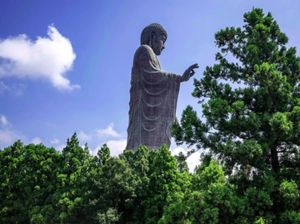 Kisah 2 Petugas Khusus Rawat Patung Buddha Perunggu Tertinggi Dunia