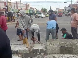 Pembatas Jalan Simpang Tiga Pejagan Dibongkar Paksa Warga, Ini Alasannya