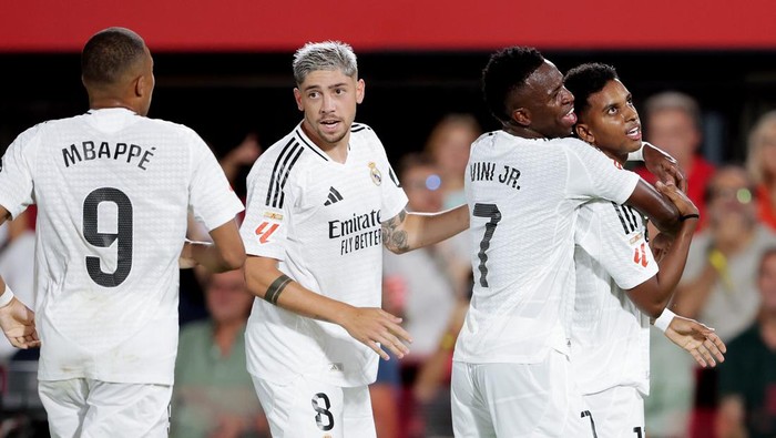 PALMA DE MALLORCA, SPAIN - AUGUST 18: Rodrygo of Real Madrid celebrates 0-1 with Vinicius Junior of Real Madrid, Federico Valverde of Real Madrid, Kylian Mbappe of Real Madrid  during the LaLiga EA Sports  match between Real Mallorca v Real Madrid at the Visit Mallorca Estadi on August 18, 2024 in Palma de Mallorca Spain (Photo by Rico Brouwer/Soccrates/Getty Images)