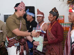 AHY Serahkan Sertifikat Tanah untuk Warga Eks Timor Timur di Kupang
