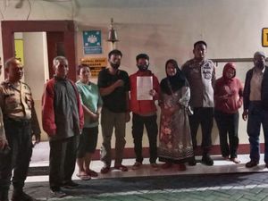 Nyamar Jadi Ojol, Suami di Makassar Pergoki Istri Gandeng Tangan Pria Lain