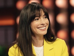 Anne Hathaway Nonton Super Bowl 2025, Gaya Hebohnya Jadi Fans Bola Viral