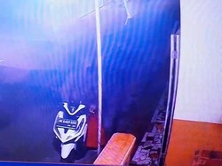 Duo Maling Bersarung Terekam CCTV Gondol Vario Warga Probolinggo