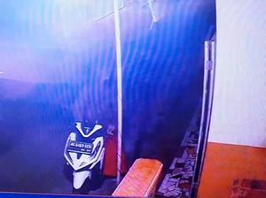 Duo Maling Bersarung Terekam CCTV Gondol Vario Warga Probolinggo Duo Maling Bersarung Terekam CCTV Gondol Vario Warga Probolinggo