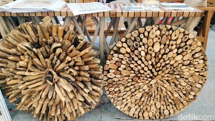 Furnitur dan kerajinan dari limbah kayu.