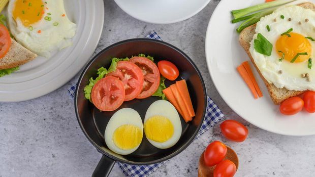 Ilustrasi menu sarapan dengan telur/Foto: Freepik.com/jcomp