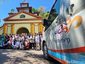 Momen Puluhan Traveler Berkeliling di Keraton Sumenep dan Desa Keris Momen Puluhan Traveler Berkeliling di Keraton Sumenep dan Desa Keris