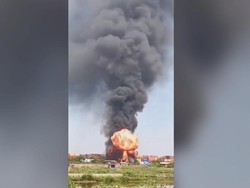 Penampakan Kobaran Api Kebakaran Tempat Penyulingan Tiner di Jakut