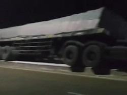 Sopir Tak Konsentrasi, Truk Nangkring di Median Jalan Nasional Lamongan