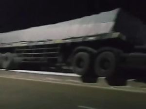 Sopir Tak Konsentrasi, Truk Nangkring di Median Jalan Nasional Lamongan Sopir Tak Konsentrasi, Truk Nangkring di Median Jalan Nasional Lamongan