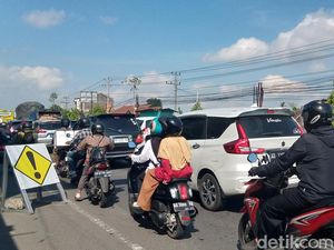 Jalan Jogja-Solo Dekat Exit Tol Jogonalan Padat, Warga Pilih Jalur Alternatif