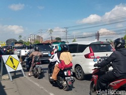 Jalan Jogja-Solo Dekat Exit Tol Jogonalan Padat, Warga Pilih Jalur Alternatif