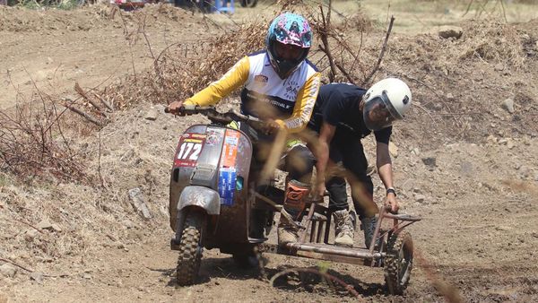 Keseruan Kompetisi Scooter Fun Cross di Kediri
