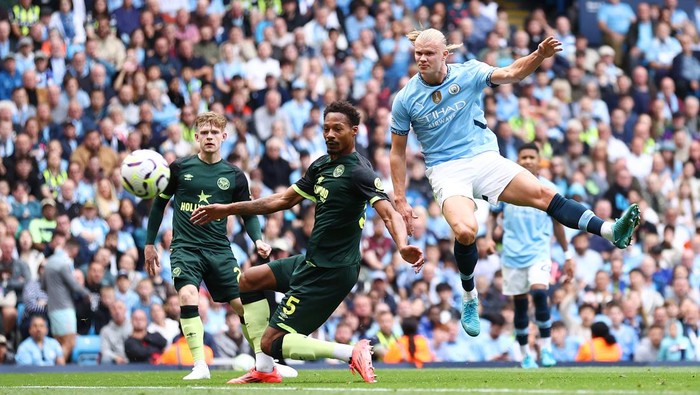 MANCHESTER, ENGLAND - SEPTEMBER 14: Erling Haaland of Manchester City scores his teams first goal during the Premier League match between Manchester City FC and Brentford FC at Etihad Stadium on September 14, 2024 in Manchester, England. (Photo by Naomi Baker/Getty Images)