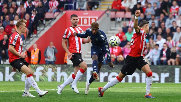 Marcus Rashford Soccer Football - Premier League - Southampton v Manchester United - St Mary's Stadium, Southampton, Britain - September 14, 2024 Manchester United's Marcus Rashford shoots at goal REUTERS/Toby Melville EDITORIAL USE ONLY. NO USE WITH UNAUTHORIZED AUDIO, VIDEO, DATA, FIXTURE LISTS, CLUB/LEAGUE LOGOS OR 'LIVE' SERVICES. ONLINE IN-MATCH USE LIMITED TO 120 IMAGES, NO VIDEO EMULATION. NO USE IN BETTING, GAMES OR SINGLE CLUB/LEAGUE/PLAYER PUBLICATIONS. PLEASE CONTACT YOUR ACCOUNT REPRESENTATIVE FOR FURTHER DETAILS..