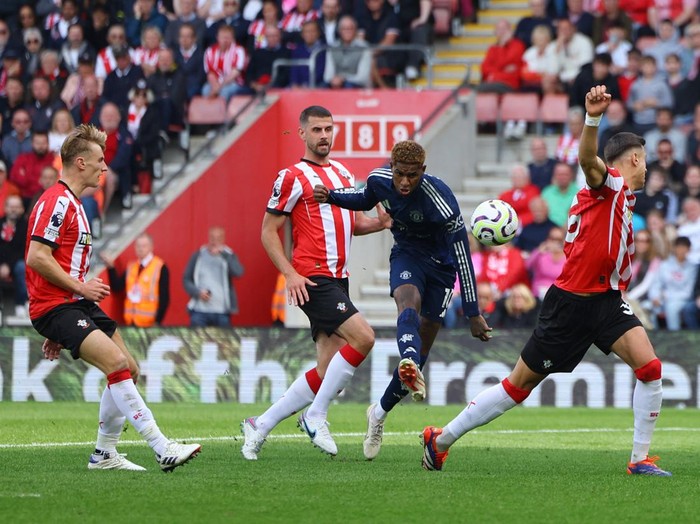 Soccer Football - Premier League - Southampton v Manchester United - St Mary's Stadium, Southampton, Britain - September 14, 2024 Manchester United's Marcus Rashford shoots at goal REUTERS/Toby Melville EDITORIAL USE ONLY. NO USE WITH UNAUTHORIZED AUDIO, VIDEO, DATA, FIXTURE LISTS, CLUB/LEAGUE LOGOS OR 'LIVE' SERVICES. ONLINE IN-MATCH USE LIMITED TO 120 IMAGES, NO VIDEO EMULATION. NO USE IN BETTING, GAMES OR SINGLE CLUB/LEAGUE/PLAYER PUBLICATIONS. PLEASE CONTACT YOUR ACCOUNT REPRESENTATIVE FOR FURTHER DETAILS..