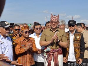 AHY Serahkan Ratusan Sertifikat untuk Warga Eks Timor Timur di Kupang