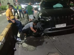 Polisi Evakuasi Mobil Tabrak Pembatas Busway di Kuningan, Lalin Kembali Normal