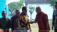 Momen Jabat Tangan Erat Jokowi dan Aguan di IKN