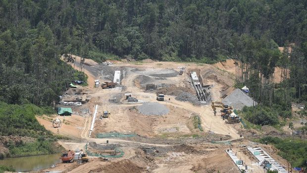 Suasana pembangunan di Kawasan Inti Pusat Pemerintahan (KIPP) terlihat dari Istana Garuda, Ibu Kota Nusantara (IKN), Penajam Paser Utara, Kalimantan Timur, Jumat (13/09/2024). Komisi V DPR RI menyetujui penyesuaian pagu anggaran tahun 2025 Kementerian Pekerjaan Umum dan Perumahan Rakyat (PUPR) dengan penambahan anggaran sebesar Rp40,59 triliun untuk mendukung pembangunan IKN khususnya pengembangan Kawasan Inti Pusat Pemerintahan (KIPP). ANTARA FOTO/M Risyal Hidayat