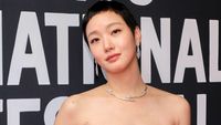 7 Foto Kim Go Eun Manglingi dengan Rambut Cepak di Toronto Film Festival