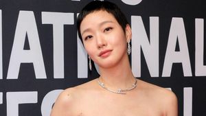 7 Foto Kim Go Eun Manglingi dengan Rambut Cepak di Toronto Film Festival