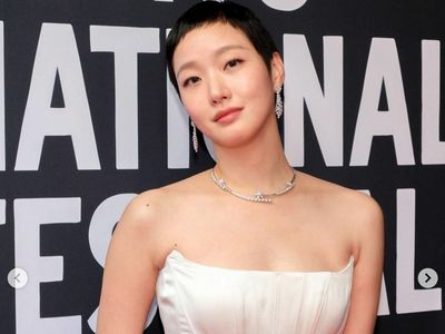 7 Foto Kim Go Eun Manglingi dengan Rambut Cepak di Toronto Film Festival