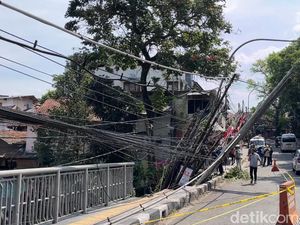 Tiang Bertumpuk-Pipa Bocor Bikin Tanggul Penahan Sungai Cikapundung Longsor