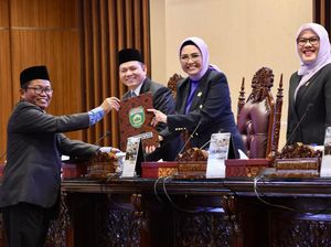 Pj Gubernur-DPRD Sumsel Teken Keputusan Raperda PT BSB Jadi Perseroda