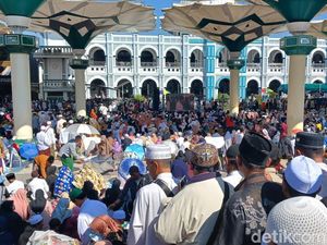 Ribuan Jemaah Meluber hingga Alun-alun Pasuruan Saat Haul Mbah Hamid Ribuan Jemaah Meluber hingga Alun-alun Pasuruan Saat Haul Mbah Hamid