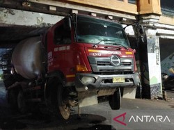 Truk Kontainer Nyangkut di Bawah Jembatan Rel Kereta di Matraman