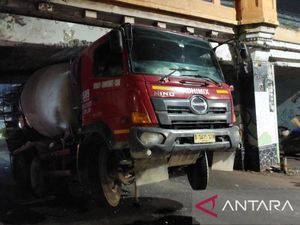 Truk Kontainer Nyangkut di Bawah Jembatan Rel Kereta di Matraman Truk Kontainer Nyangkut di Bawah Jembatan Rel Kereta di Matraman