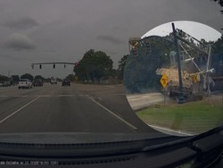 Detik-detik Truk Pengangkut Tank Tertabrak Kereta di AS