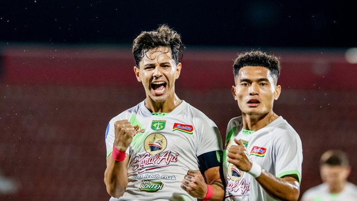Selebrasi Bruno Moreira usai mencetak gol ke gawang Persita Tangerang.