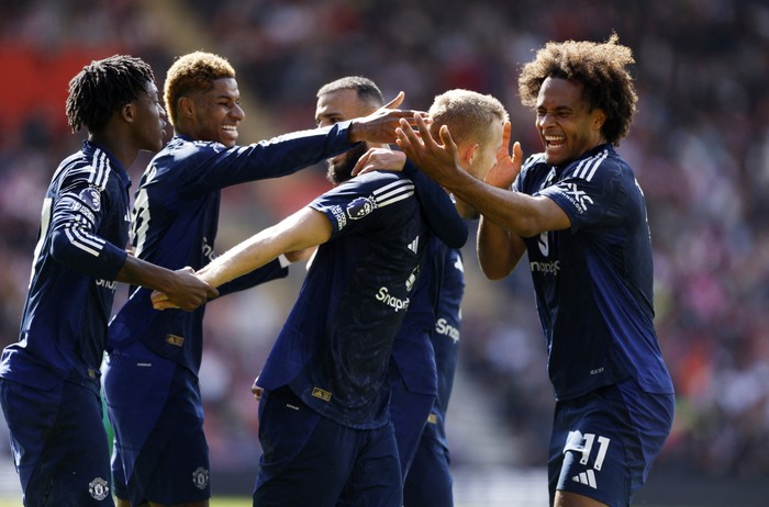 Soccer Football - Premier League - Southampton v Manchester United - St Marys Stadium, Southampton, Britain - September 14, 2024 Manchester Uniteds Matthijs de Ligt celebrates scoring their first goal with Joshua Zirkzee, Marcus Rashford, Kobbie Mainoo and Noussair Mazraoui Action Images via Reuters/John Sibley EDITORIAL USE ONLY. NO USE WITH UNAUTHORIZED AUDIO, VIDEO, DATA, FIXTURE LISTS, CLUB/LEAGUE LOGOS OR LIVE SERVICES. ONLINE IN-MATCH USE LIMITED TO 120 IMAGES, NO VIDEO EMULATION. NO USE IN BETTING, GAMES OR SINGLE CLUB/LEAGUE/PLAYER PUBLICATIONS. PLEASE CONTACT YOUR ACCOUNT REPRESENTATIVE FOR FURTHER DETAILS..