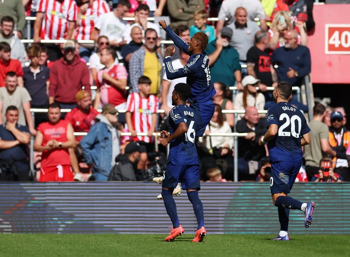 Soccer Football - Premier League - Southampton v Manchester United - St Marys Stadium, Southampton, Britain - September 14, 2024 Manchester Uniteds Marcus Rashford celebrates scoring their second goal with Amad Diallo and Diogo Dalot REUTERS/Toby Melville EDITORIAL USE ONLY. NO USE WITH UNAUTHORIZED AUDIO, VIDEO, DATA, FIXTURE LISTS, CLUB/LEAGUE LOGOS OR LIVE SERVICES. ONLINE IN-MATCH USE LIMITED TO 120 IMAGES, NO VIDEO EMULATION. NO USE IN BETTING, GAMES OR SINGLE CLUB/LEAGUE/PLAYER PUBLICATIONS. PLEASE CONTACT YOUR ACCOUNT REPRESENTATIVE FOR FURTHER DETAILS..