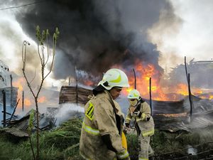 Penyulingan Tiner di TPU Jakut Meledak, Api Sempat Membubung Tinggi Penyulingan Tiner di TPU Jakut Meledak, Api Sempat Membubung Tinggi