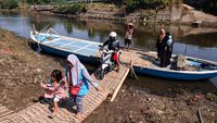 Perahu Penyebrangan di Sungai Bengawan Solo Kembali Beroperasi
