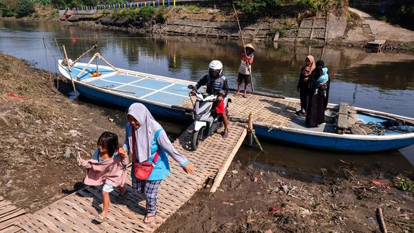 Perahu Penyebrangan di Sungai Bengawan Solo Kembali Beroperasi