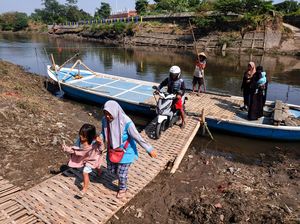 Perahu Penyebrangan di Sungai Bengawan Solo Kembali Beroperasi Perahu Penyebrangan di Sungai Bengawan Solo Kembali Beroperasi