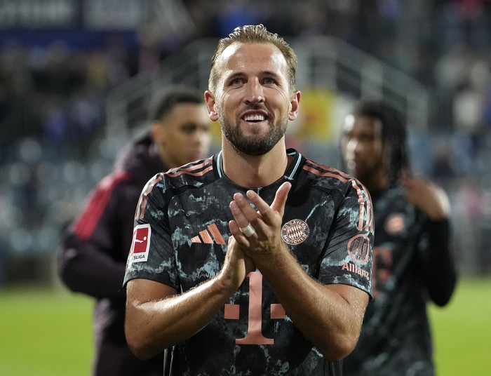 KIEL, GERMANY - SEPTEMBER 14: Harry Kane of Bayern Munich acknowlegdes the fans after the Bundesliga match between Holstein Kiel and FC Bayern München at Holstein-Stadion on September 14, 2024 in Kiel, Germany. (Photo by S. Mellar/FC Bayern via Getty Images)